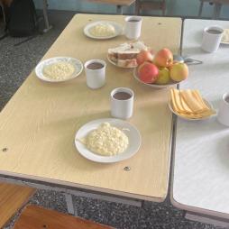 Учащиеся получают сбалансированное и горячее питание в соответствии с утвержденным меню